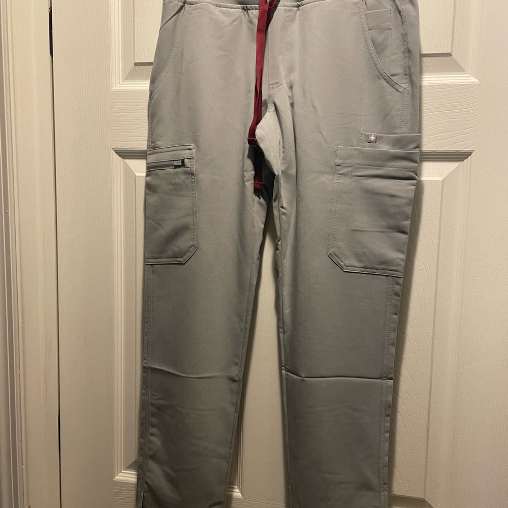 FIGS Yola Cement Gray Scrub Pants Women’s sz Small, petit length. New with tags